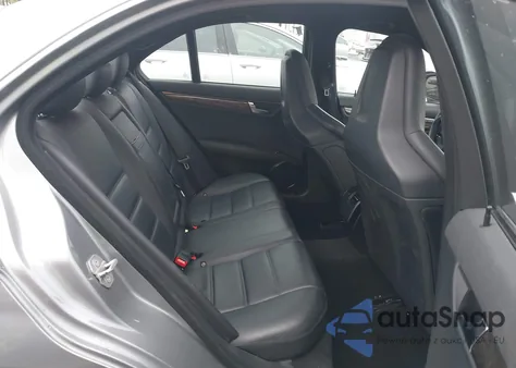 2009 Mercedes-Benz C 63 Amg z USA, uszkodzony, nr VIN WDDGF77XX9F307085